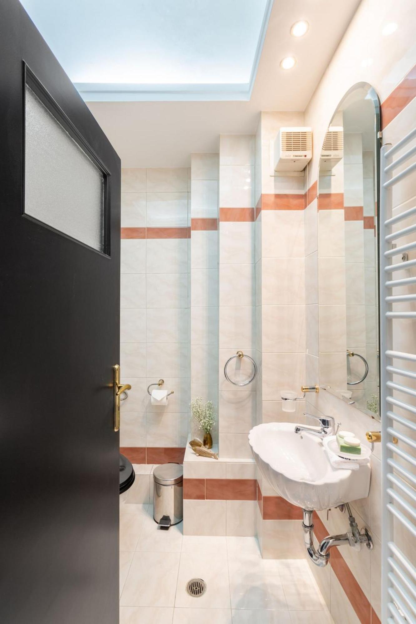 Fresh Detailed Stylish Apartment At Acropolis Athens Exterior photo